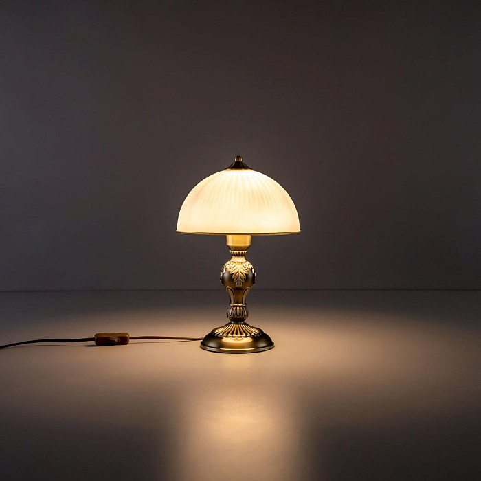 Настольная лампа  CL405823